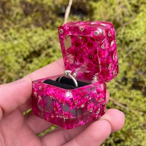 Bonita caja para anillos con diseño floral de pista de hielo, caja para anillos de compromiso, caja para anillos de novia de epoxi, caja para anillos rosa natural, caja para anillos de epoxi, caja para anillos de flores para propuesta.