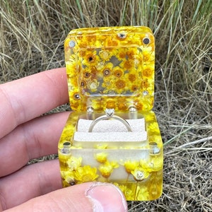 Scatola per anello gialla estetica, graziosa scatola per anello di fidanzamento, custodia per anello con campo di fiori, accessori per matrimonio, scatola per anello singolo, regalo per momenti speciali