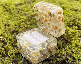 Caja para anillos de resina epoxi con diseño floral, caja para anillos de propuesta con flores blancas, caja para anillos de compromiso, portador de anillos, caja para anillos hecha a mano, regalo para ella