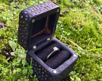 Caja de propuesta de madera negra, caja de anillo de compromiso rústica, caja de anillo de novio, caja de anillo grabada, portador de anillo, propuesta de caja de anillo
