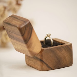 Oak wooden ring box, proposal wooden ring case, engraved small ring box, natur inspired wooden  jewlery box, engagement gifts for her