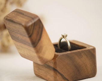 Oak wooden ring box, proposal wooden ring case, engraved small ring box, nature inspired wooden jewelry box, engagement gifts for her