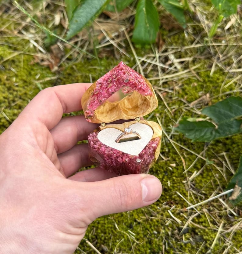 heart proposal box,
custom ring box,
heart shaped box,
real flower case,
wild floral box,
exquisite ring box,
proposal ring box,
pink flower box,
bright proposal box,
one slot ring box,
ceremony ring case,
engagement ring box,
floral proposal,