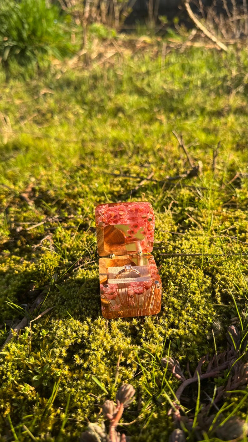 ring box proposal,
epoxy resin case,
spring flower box,
single ring box,
engagement ring box,
wood ring box,
wedding accessories,
romantic moment box,
peachy pink ring box,
handcrafted ring box,
peachy ring case,
epoxy ring box,
proposal ring box,