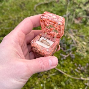 Leuke bloemenringdoos, verlovingsringdoos, geheel epoxy perzikroze doos, zomerringdoos, epoxyhouderdoos, speciaal cadeau, bloemenringdoos