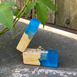 Custodia per anello in resina epossidica blu, scatola rustica in legno, portatore dell'anello di proposta, scatola in resina epossidica in legno, scatola per anello di fidanzamento, scatola per anello tascabile, scatola per momento speciale