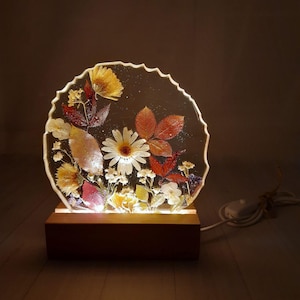 Flowers epoxy lamp, handmade resin night light, table desk decor, elegant night light, dried flowers lamp, resin art, nature lover gift