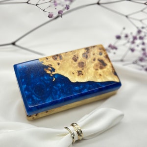 Mini-reissieradendoos, houderringdoos, sieradenorganizer met 2 sleuven, doos voor oorbellen, ring- en brochedoos, blauwe epoxyringopslag