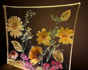 Delicate pressed flowers night light, handmade lamp, dried flower art, near bed lamp, elegant light lamp, table top decor, stand epoxy lamp