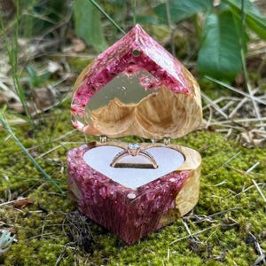 Caja para anillo de propuesta con forma de corazón de epoxi rosa, estuche para anillo con flor silvestre, caja con flores rosa brillante, caja con forma de corazón, caja para anillo de compromiso