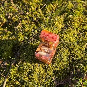 Scatola per anello floreale rosa, scatola per anello multicolore, scatola in legno epossidico, scatola per anello di fidanzamento, scatola per anello singolo, scatola porta anello, scatola per anello con fiore rosa
