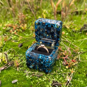 IN MAGAZZINO scatola per anello quadrata blu scuro, scatola per anello floreale, portatore di anello, porta anello in resina epossidica, scatola per anello di proposta, scatola per anello nuziale, custodia per anello incisa