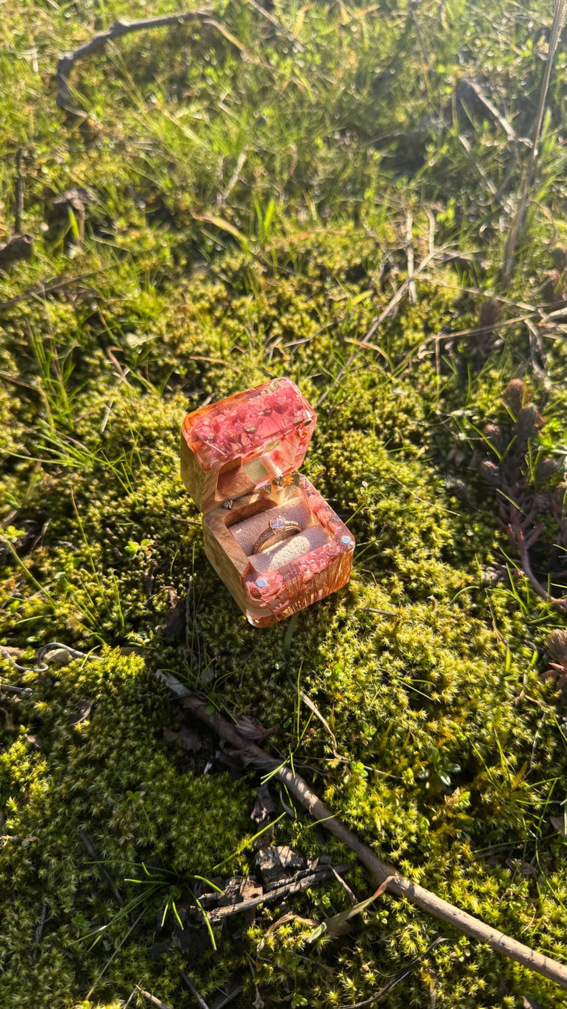 ring box proposal,
epoxy resin case,
spring flower box,
single ring box,
engagement ring box,
wood ring box,
wedding accessories,
romantic moment box,
peachy pink ring box,
handcrafted ring box,
peachy ring case,
epoxy ring box,
proposal ring box,