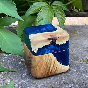 Scatola per anello di fidanzamento blu, scatola per anello di fidanzamento fatta a mano, scatola per anello di legno, scatola con design epossidico, scatola per anello blu scuro, scatola per gioielli regalo di San Valentino
