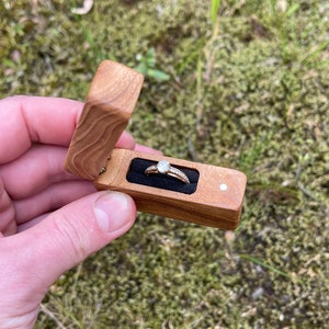 Piccola scatola tascabile per anello, scatola per anello di proposta, scatola rustica in legno per anello, custodia per anello naturale, custodia per anello, regalo per San Valentino, portatore dell'anello da uomo