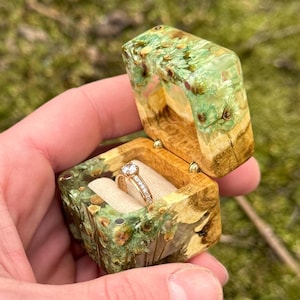 Spezieller Ringhalter aus Akazie, Blumenschmuckkästchen, Einzelringkästchen, Vorschlagringkästchen, quadratisches Ringkästchen, handgemachtes Ringkästchen, grünes Epoxidharzkästchen