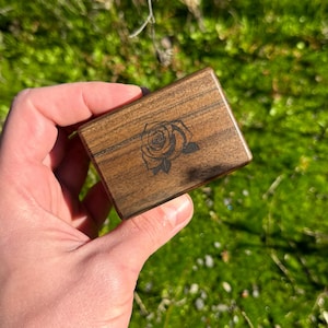 Scatola in legno per orecchini e anelli di fidanzamento, piccola scatola per gioielli incisa, porta orecchini rustico, scatola per un anello di fidanzamento, scatola per un anello di proposta