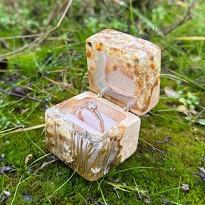 Caja para anillo de compromiso con flores silvestres blancas, estuche rústico para anillo, caja para anillo inusual, joyero blanco, caja floral multicolor, caja para anillo hecha a mano