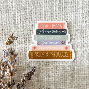 Könnte beinhalten: Ein Stapel von fünf bunten Buch-Stickern mit den Titeln "Emma", "Northanger Abbey", "Mansfield Park", "Persuasion" und "Stolz und Vorurteil".