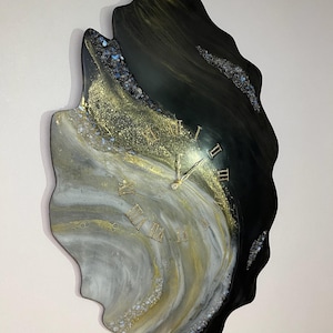 Relógio de parede gigante em resina com geodo preto, 119 x 79 cm, com pedra da lua verdadeira e quartzo transparente, relógio de luxo com numerais romanos dourados, presente extragrande para inauguração de casa.