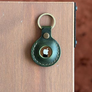 Airtag Leather Keyring / Handmade Leather AirTag Case / Personalized Key Fob / Monogram Engraving Keychain / Apple AirTag Cover / Green