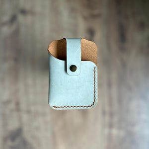 Minimalistische kaarthouder / Dunne leren kaarthouder / Verticale dunne kaarthoes / Compacte portemonnee met voorvak / Leren kaarthoes met drukknoop