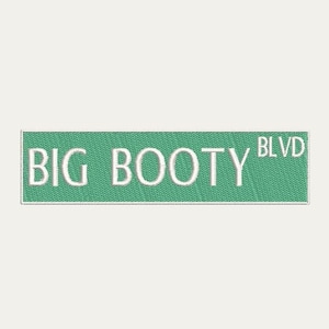 Op de afbeelding: Een groen straatnaambord met witte tekst dat "BIG BOOTY BLVD" aangeeft.