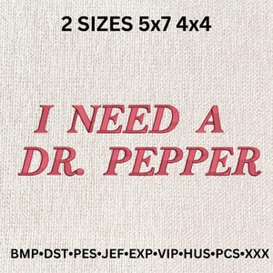 Op de afbeelding: Een geborduurd ontwerp op een beige stoffen achtergrond. Het ontwerp luidt "I NEED A DR. PEPPER" in rode letters. De tekst "2 SIZES 5x7 4x4" staat bovenaan de afbeelding. De tekst "BMP DST PES JEF EXP VIP HUS PCS XXX" staat onderaan de afbeelding.