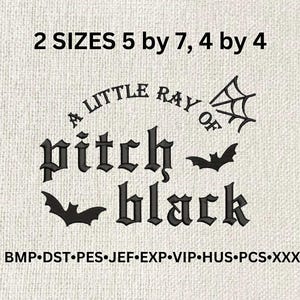 以下が含まれることがあります： ゴシック体で「A Little Ray of Pitch Black」と書かれたハロウィーンをテーマにしたデザイン。コウモリとクモの巣が描かれています。サイズは5×7インチ（12.7cm×17.78cm）と4×4インチ（10.16cm×10.16cm）の2種類があります。