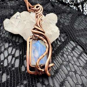 Collar con colgante de cobre y piedra lunar