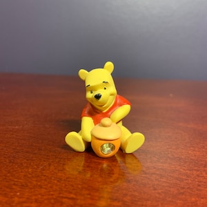 Walt Disney Winnie the Pooh and Friends Honey Pot Gems, Titled August