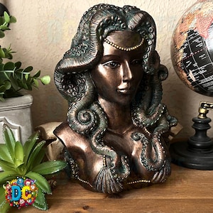 Sea witch bust, statue, figurine, definitely not a mermaid or medusa, she&#39;s more of a beauty with Cecaelia kraken octopus tentacles
