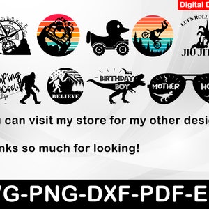 K&ouml;nnte beinhalten: Ein digitaler Download von 10 verschiedenen SVG-Schnittdateien. Die Designs beinhalten einen Kompass, einen Oldtimer, eine Gummiente, ein Dirtbike, eine Jiu-Jitsu-Szene, eine Campingcrew mit einem Bigfoot, eine Bergszene mit dem Wort "glauben", einen Dinosaurier mit den Worten "Geburtstagskind" und eine Sonnenbrille mit den Worten "Mutter" und "Kapuze".
