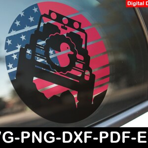 K&ouml;nnte beinhalten: Eine schwarz-wei&szlig;e Silhouette eines Jeeps mit einem amerikanischen Flaggenmuster an der Seite. Der Jeep f&auml;hrt &uuml;ber einen rot-wei&szlig;-blauen gestreiften Hintergrund.