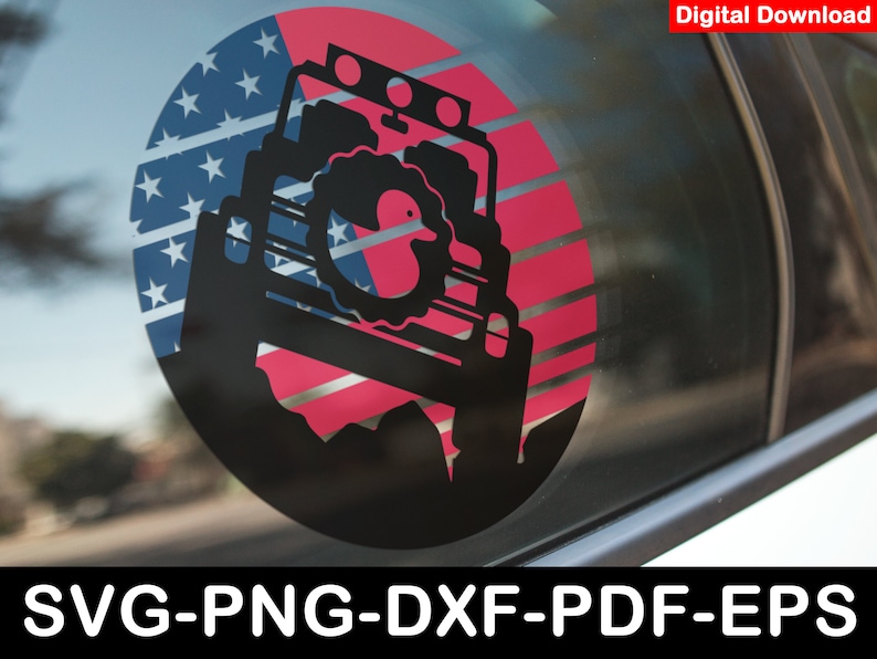 K&ouml;nnte beinhalten: Eine schwarz-wei&szlig;e Silhouette eines Jeeps mit einem amerikanischen Flaggenmuster an der Seite. Der Jeep f&auml;hrt &uuml;ber einen rot-wei&szlig;-blauen gestreiften Hintergrund.