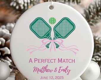 Anpassad bröllops- eller förlovningspresent till Pickleball-prydnad Personlig Pickleball-prydnad Anpassad bröllops-julprydnad Minnessak Pickleball-par