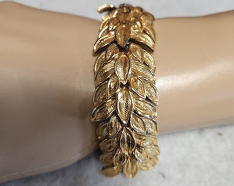 1 Vintage Trifari bracelet