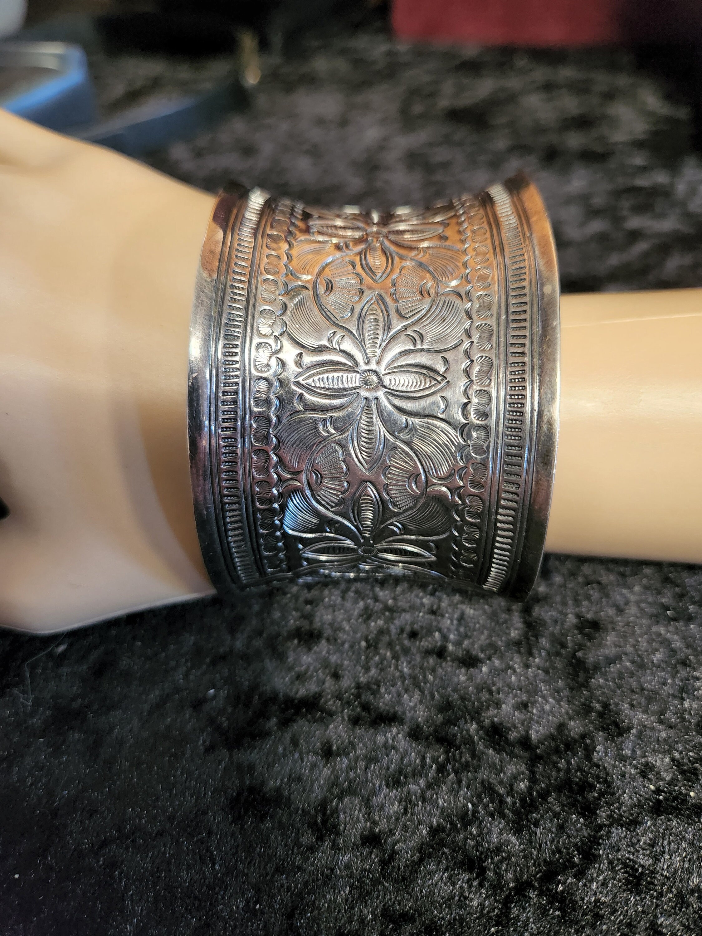 1 LARGE SILVER CUFF