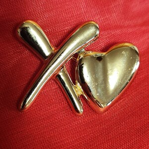 1 HUG and KISSES PIN