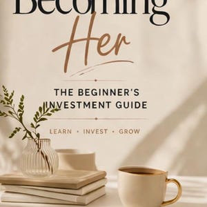 以下が含まれることがあります： 「Becoming Her」というタイトルの本。黒と茶色の文字で書かれています。サブタイトルは「The Beginner's Investment Guide」です。金色の取っ手が付いたコーヒーカップと、緑の植物が入った小さな花瓶も見えます。