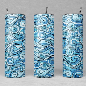 K&ouml;nnte beinhalten: Drei Edelstahlbecher mit einem blauen und wei&szlig;en Wellenmuster. Die Becher sind alle gleich gro&szlig; und haben einen schwarzen Deckel und einen Strohhalm.