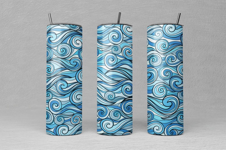K&ouml;nnte beinhalten: Drei Edelstahlbecher mit einem blauen und wei&szlig;en Wellenmuster. Die Becher sind alle gleich gro&szlig; und haben einen schwarzen Deckel und einen Strohhalm.