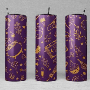 Könnte beinhalten: Drei Edelstahlbecher mit purpurfarbenem Hintergrund und goldenen Illustrationen verschiedener Hexenartikel, darunter ein Kessel, Sterne, Flaschen und ein Besen.