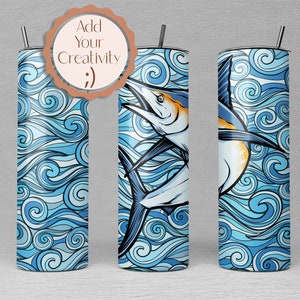 K&ouml;nnte beinhalten: Ein Edelstahlbecher mit einem blauen und wei&szlig;en, wirbelnden Wellenmuster und einem Marlin, der aus dem Wasser springt. Der Becher hat einen Strohhalm und einen Deckel.