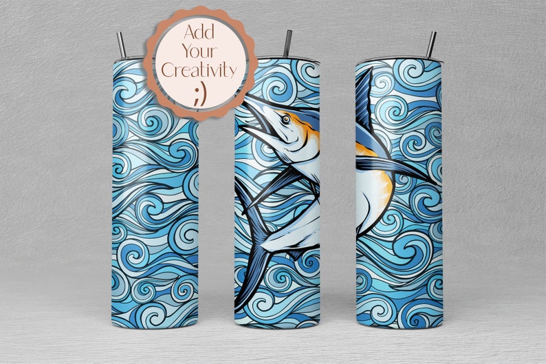 K&ouml;nnte beinhalten: Ein Edelstahlbecher mit einem blauen und wei&szlig;en, wirbelnden Wellenmuster und einem Marlin, der aus dem Wasser springt. Der Becher hat einen Strohhalm und einen Deckel.