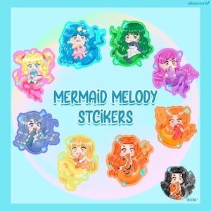 Puede incluir: Conjunto de nueve pegatinas de sirenas coloridas con cabello y colas de diferentes colores. Cada sirena sostiene una criatura marina. Las pegatinas dicen "Mermaid Melody Stickers".