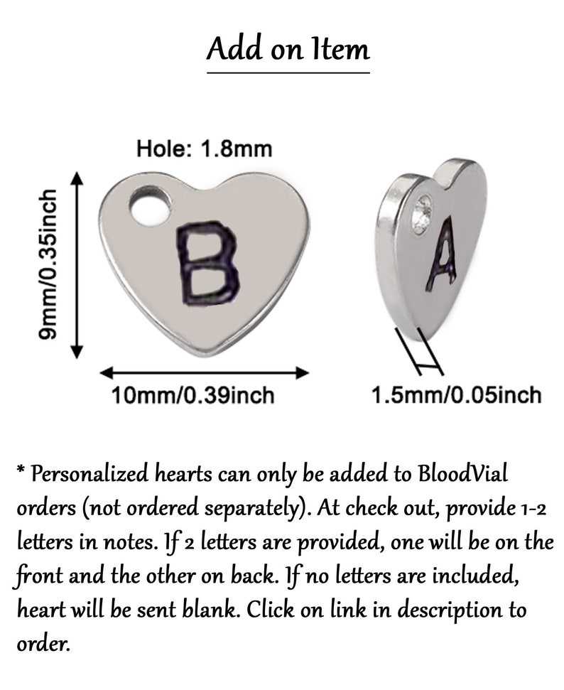 K&ouml;nnte beinhalten: Zwei silberne herzf&ouml;rmige Anh&auml;nger mit den Buchstaben "B" und "A". Der Anh&auml;nger mit "B" misst 10 mm breit und 9 mm hoch. Der Text "Add on Item" steht oben. Der Text besagt, dass personalisierte Herzen nur zu BloodVial-Bestellungen hinzugef&uuml;gt werden k&ouml;nnen.