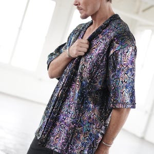 Blå skimrande ormmönster kimono herr holografisk festivalkläder glansig jacka Burning Man sidenrock Rave outfit skjorta festkläder