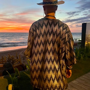 Kimono holográfico dourado: roupa para festivais e raves, ideal para o Burning Man.
