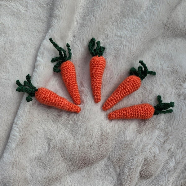 Set of 5 Crocheted Carrots, Fun Kids' Toys for Imaginative Play  . Lot de 5 carottes en crochet, jouets parfait pour les enfants